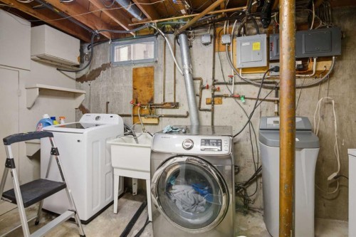 527 Athlone Road Se, Calgary, AB - Indoor Photo Showing Laundry Room