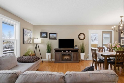 527 Athlone Road Se, Calgary, AB - Indoor Photo Showing Living Room