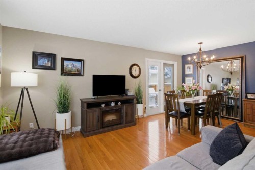 527 Athlone Road Se, Calgary, AB - Indoor Photo Showing Living Room