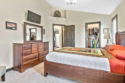 263 Willow Ridge Manor Sw, Diamond Valley, AB - Indoor Photo Showing Bedroom