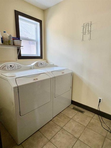 263 Willow Ridge Manor Sw, Diamond Valley, AB - Indoor Photo Showing Laundry Room