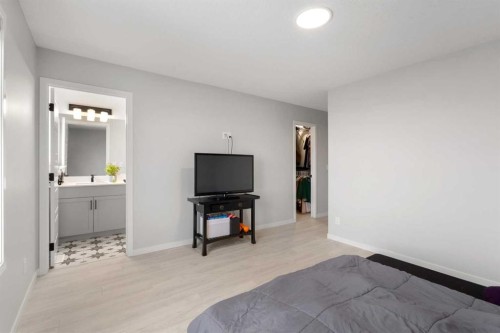 22 Edith Manor Nw, Calgary, AB - Indoor Photo Showing Bedroom