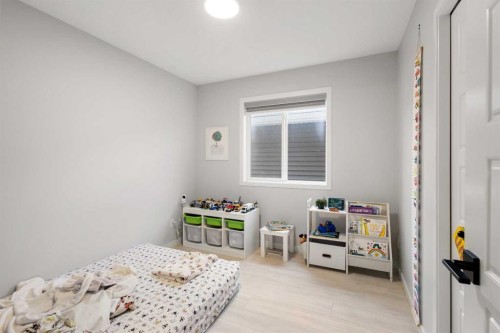 22 Edith Manor Nw, Calgary, AB - Indoor Photo Showing Bedroom