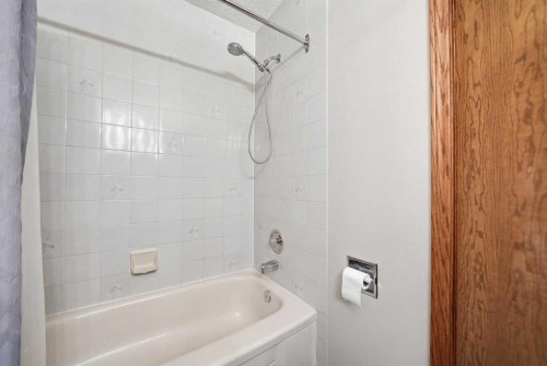 2855 Catalina Boulevard Ne, Calgary, AB - Indoor Photo Showing Bathroom