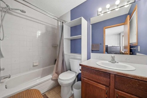 2855 Catalina Boulevard Ne, Calgary, AB - Indoor Photo Showing Bathroom