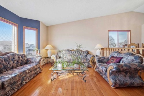 2855 Catalina Boulevard Ne, Calgary, AB - Indoor Photo Showing Living Room