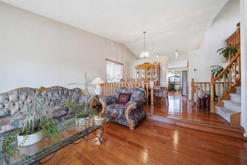 2855 Catalina Boulevard Ne, Calgary, AB - Indoor Photo Showing Living Room
