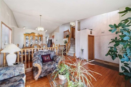 2855 Catalina Boulevard Ne, Calgary, AB - Indoor Photo Showing Living Room