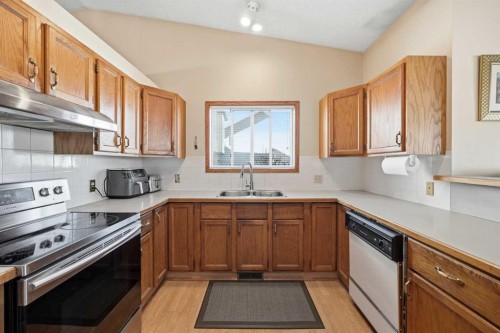 2855 Catalina Boulevard Ne, Calgary, AB - Indoor Photo Showing Kitchen With Double Sink