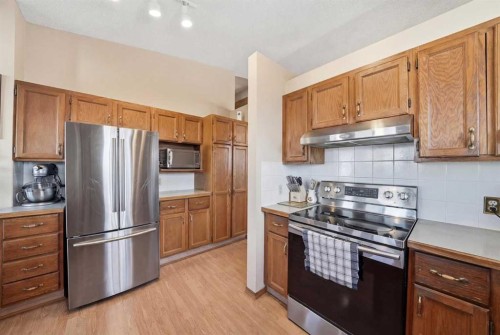 2855 Catalina Boulevard Ne, Calgary, AB - Indoor Photo Showing Kitchen