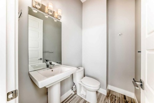 230 37 Street Nw, Calgary, AB - Indoor Photo Showing Bathroom