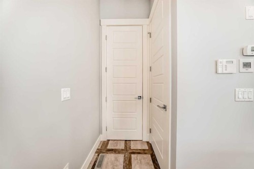 230 37 Street Nw, Calgary, AB - Indoor Photo Showing Other Room