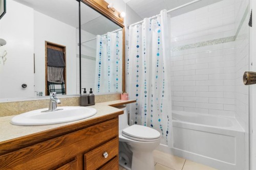 4604 Marwood Way Ne, Calgary, AB - Indoor Photo Showing Bathroom