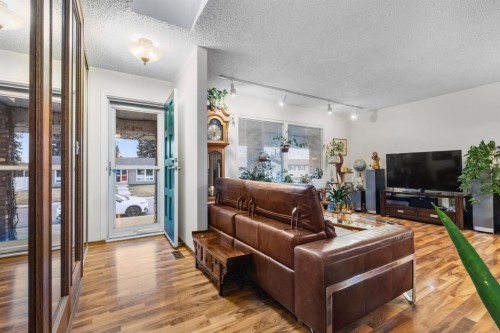 4604 Marwood Way Ne, Calgary, AB - Indoor Photo Showing Living Room