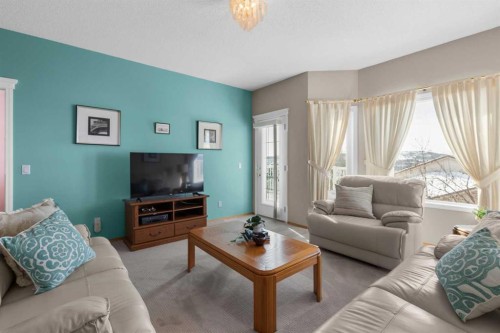 38 Scimitar Circle Nw, Calgary, AB - Indoor Photo Showing Living Room