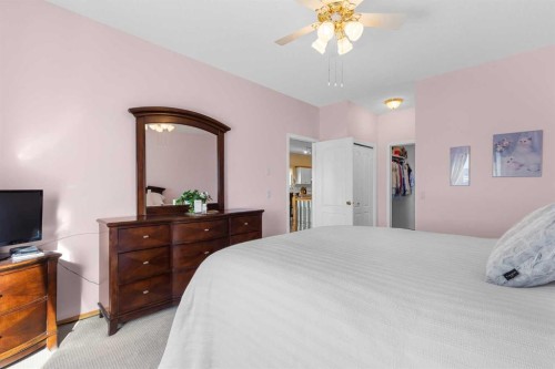 38 Scimitar Circle Nw, Calgary, AB - Indoor Photo Showing Bedroom