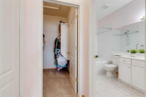 38 Scimitar Circle Nw, Calgary, AB - Indoor Photo Showing Bathroom
