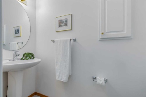 38 Scimitar Circle Nw, Calgary, AB - Indoor Photo Showing Bathroom
