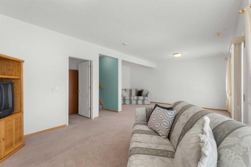 38 Scimitar Circle Nw, Calgary, AB - Indoor Photo Showing Living Room