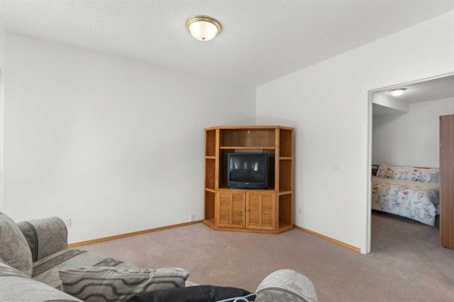 38 Scimitar Circle Nw, Calgary, AB - Indoor Photo Showing Other Room