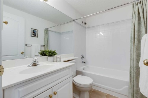 38 Scimitar Circle Nw, Calgary, AB - Indoor Photo Showing Bathroom