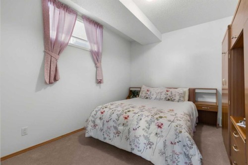 38 Scimitar Circle Nw, Calgary, AB - Indoor Photo Showing Bedroom
