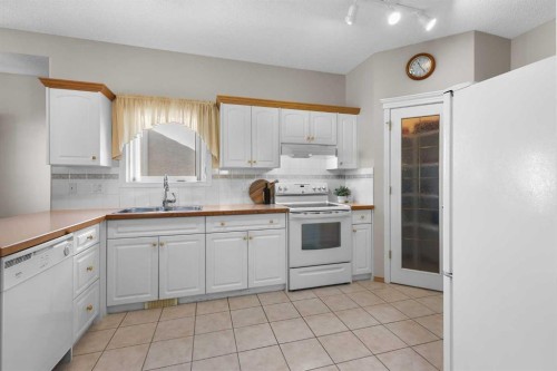 38 Scimitar Circle Nw, Calgary, AB - Indoor Photo Showing Kitchen With Double Sink