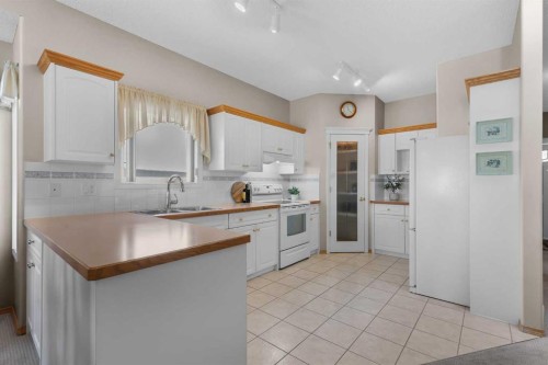 38 Scimitar Circle Nw, Calgary, AB - Indoor Photo Showing Kitchen With Double Sink