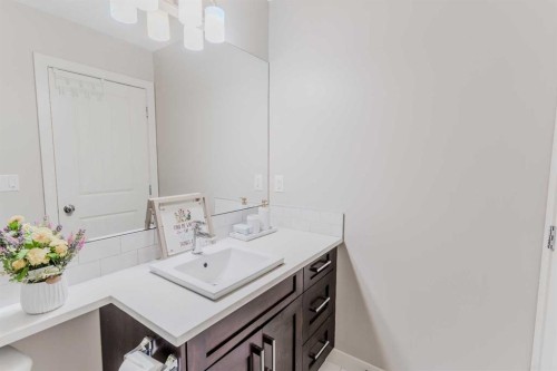 413-355 Nolancrest Heights Nw, Calgary, AB - Indoor Photo Showing Bathroom