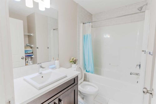 413-355 Nolancrest Heights Nw, Calgary, AB - Indoor Photo Showing Bathroom