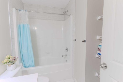 413-355 Nolancrest Heights Nw, Calgary, AB - Indoor Photo Showing Bathroom
