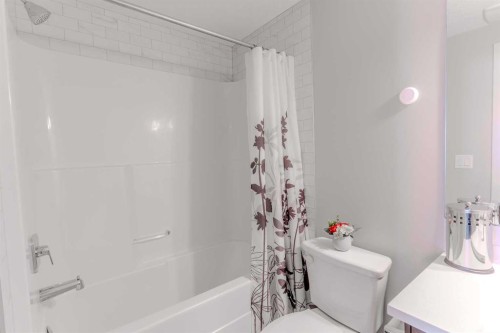 413-355 Nolancrest Heights Nw, Calgary, AB - Indoor Photo Showing Bathroom