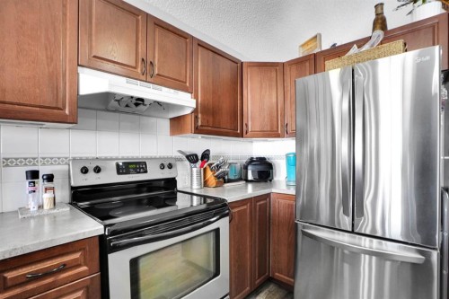 94 Inverness Park Se, Calgary, AB - Indoor Photo Showing Kitchen
