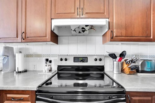 94 Inverness Park Se, Calgary, AB - Indoor Photo Showing Kitchen