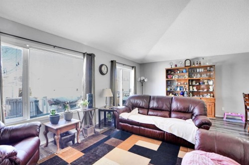 94 Inverness Park Se, Calgary, AB - Indoor Photo Showing Living Room
