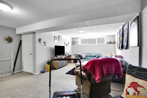 94 Inverness Park Se, Calgary, AB - Indoor Photo Showing Bedroom