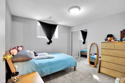 94 Inverness Park Se, Calgary, AB - Indoor Photo Showing Bedroom