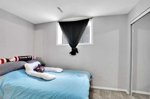 94 Inverness Park Se, Calgary, AB - Indoor Photo Showing Bedroom