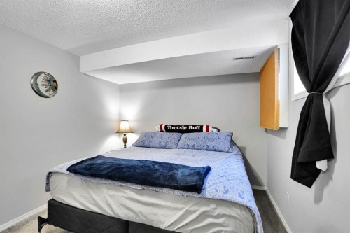 94 Inverness Park Se, Calgary, AB - Indoor Photo Showing Bedroom