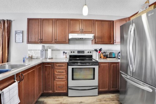 94 Inverness Park Se, Calgary, AB - Indoor Photo Showing Kitchen With Double Sink