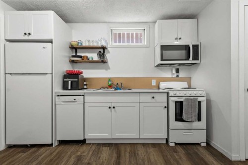 8510 Centre Street Ne, Calgary, AB - Indoor Photo Showing Kitchen