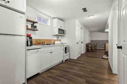 8510 Centre Street Ne, Calgary, AB - Indoor Photo Showing Kitchen
