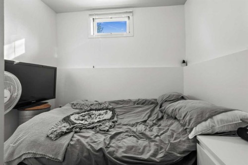 8510 Centre Street Ne, Calgary, AB - Indoor Photo Showing Bedroom