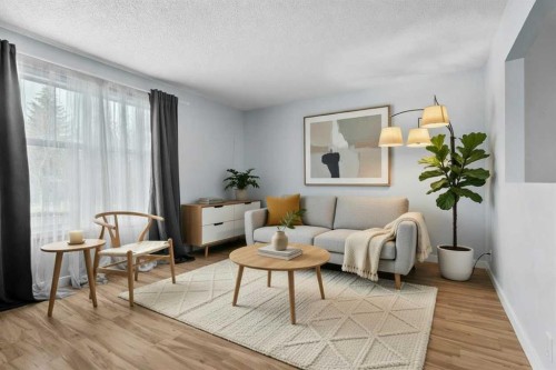 8510 Centre Street Ne, Calgary, AB - Indoor Photo Showing Living Room