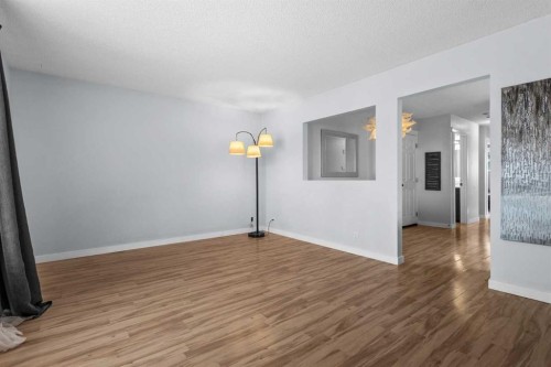 8510 Centre Street Ne, Calgary, AB - Indoor Photo Showing Other Room