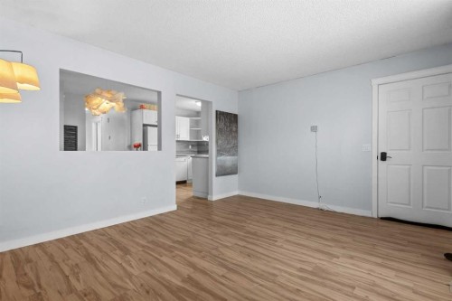 8510 Centre Street Ne, Calgary, AB - Indoor Photo Showing Other Room