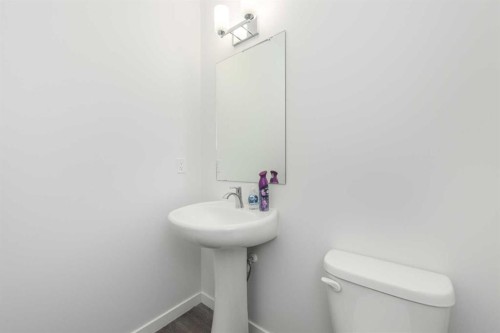 399 Magnolia Drive Se, Calgary, AB - Indoor Photo Showing Bathroom