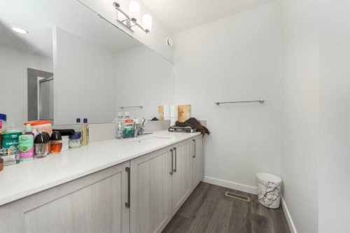 399 Magnolia Drive Se, Calgary, AB - Indoor