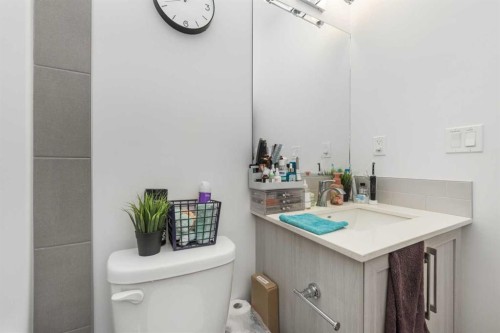399 Magnolia Drive Se, Calgary, AB - Indoor Photo Showing Bathroom