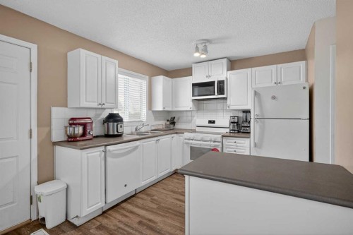 260 Stonemere Place, Chestermere, AB - Indoor Photo Showing Kitchen